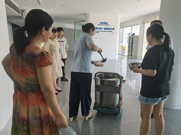 四川飛球員工抗酷暑堅守崗位，公司戰高溫凝聚關懷全力以赴保生產